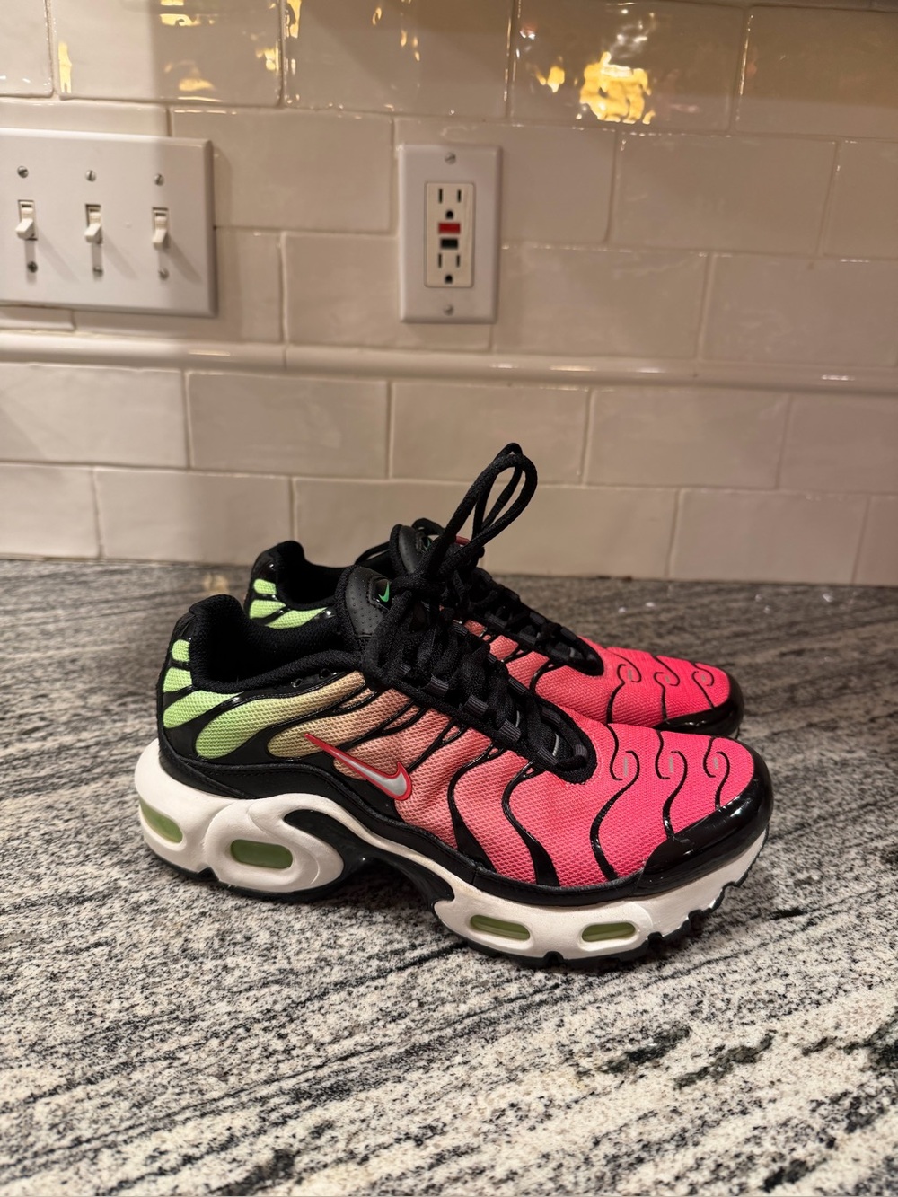 Youth Nike Air Max Plus Green Strike Flash Crimson CD0609-010 Size 4.5/Women’s 6